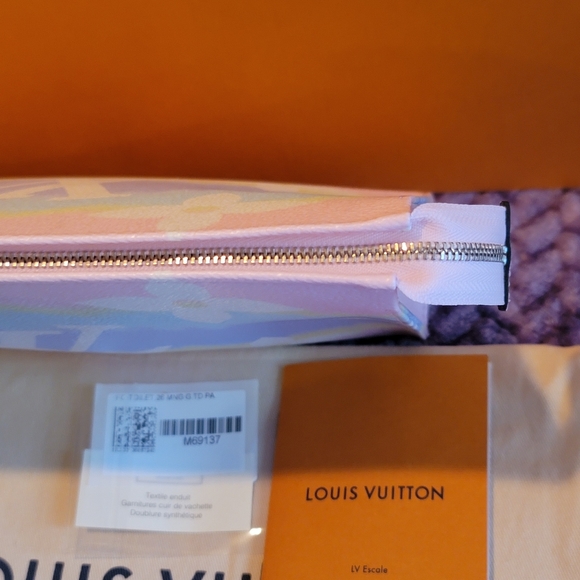 LOUIS VUITTON Escale Toiletry XL 26 Pochette Pastel Pink Clutch Giant Monogram - Picture 5 of 17
